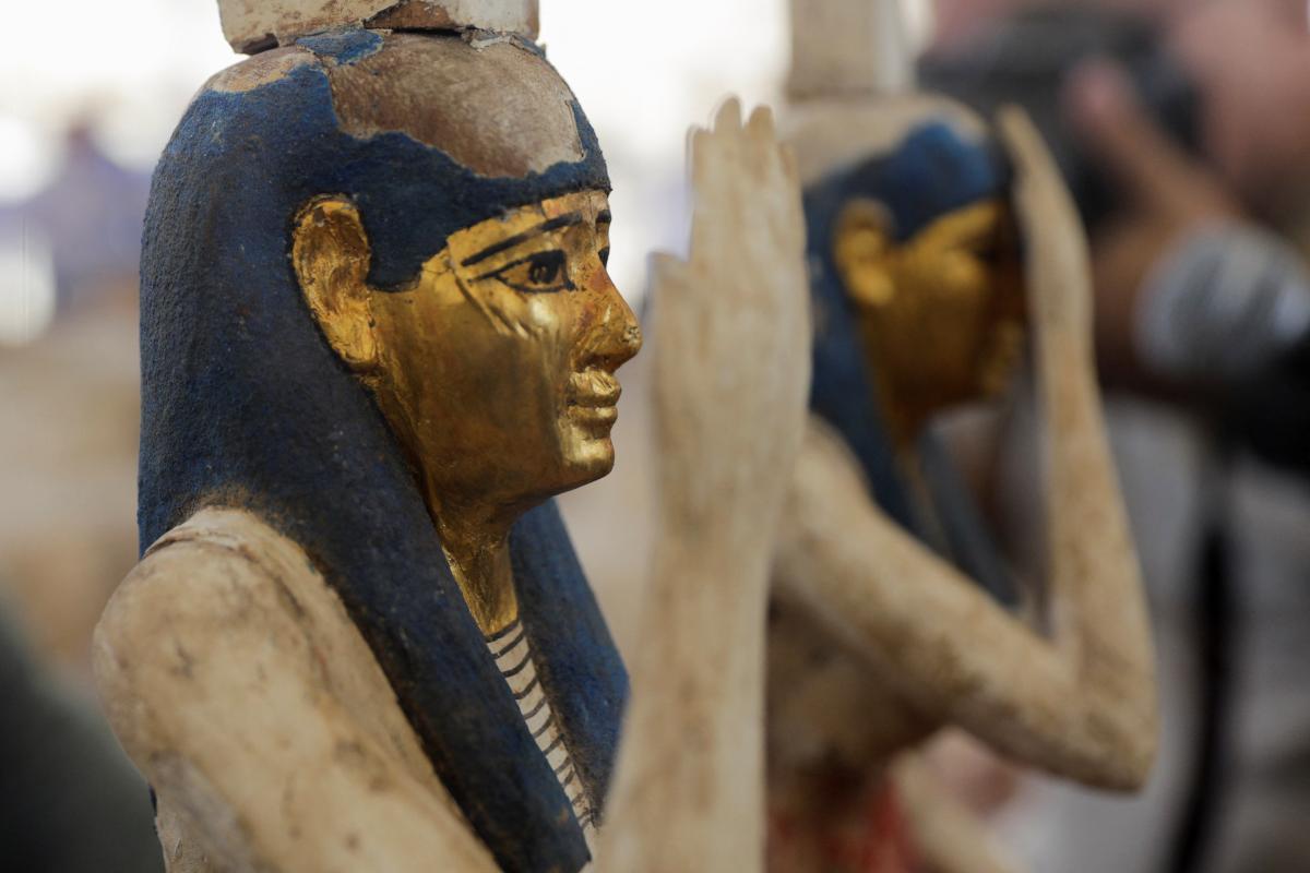 Mısır’da 250 mumya ve 150 heykel bulundu.